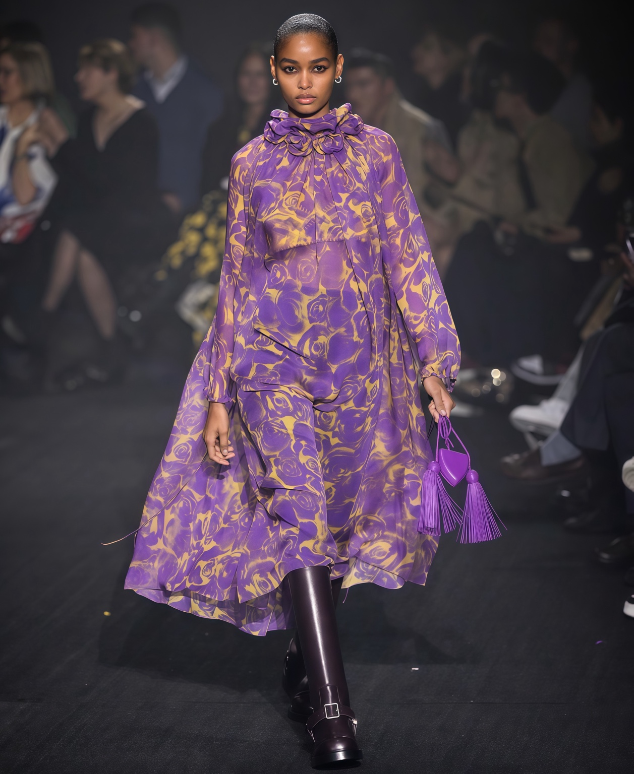 Blésnya Minher na passerelle da Burberry, com coordenado roxo e mostarda