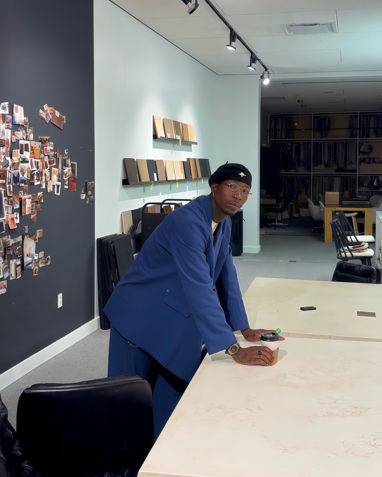 Claudio Conde de pé junto a uma mesa de trabalho